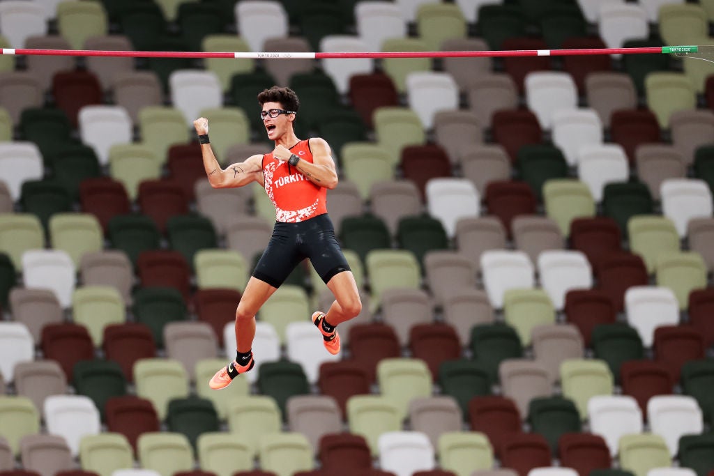 Hilarious Pole Vaulting Faces