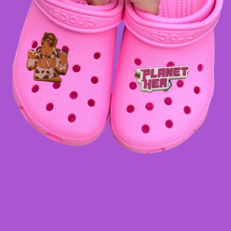 pink crocs with doja cat shoe charms