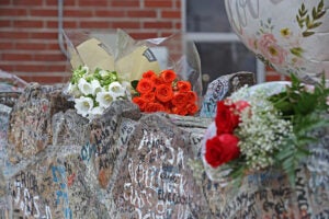 Fans Gather Outside Graceland To Pay Their Respects To Lisa Marie Presley