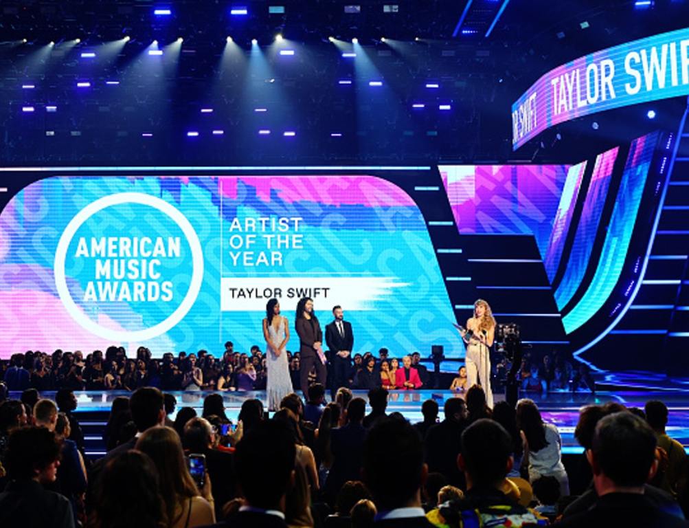 Taylor Swift accepts the Artist of the Year award onstage during the 2022 American Music Awards