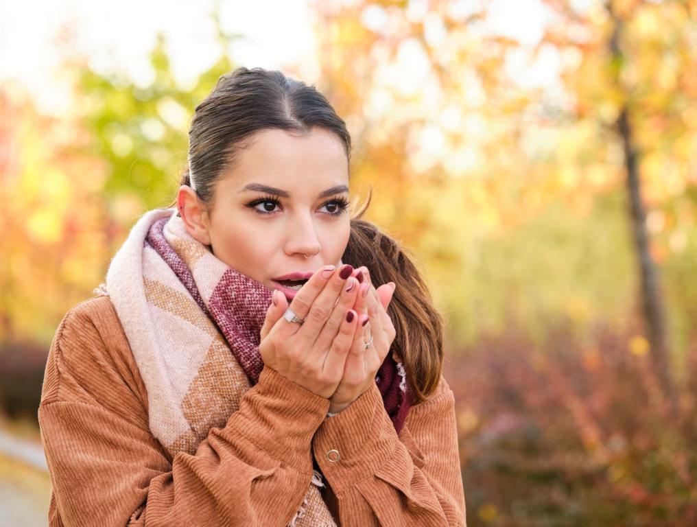 Woman outside in the fall cold. What's the fall weather forecast for North Carolina from the Farmer's Almanac and National Oceanic and Atmospheric Administration?