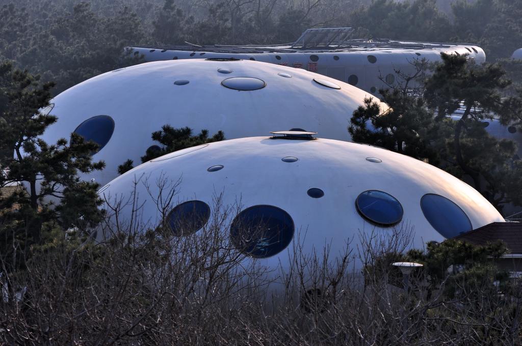 Pilot Gets Footage Of UFOs Over Pacific Ocean